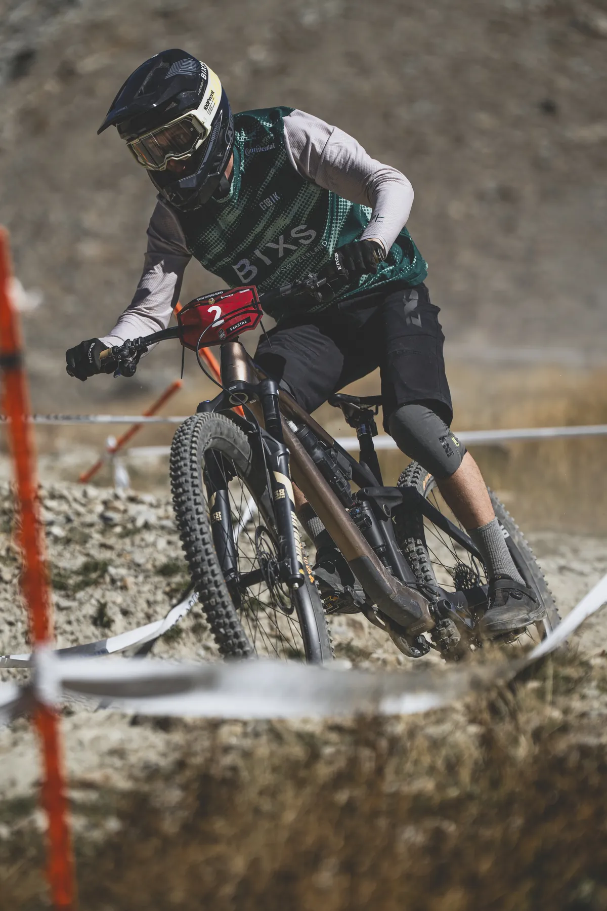 Enduro-Fahrer im BIXS Trikot mit Startnummer 2 fährt durch eine Kurve auf einem Schotter-Trail