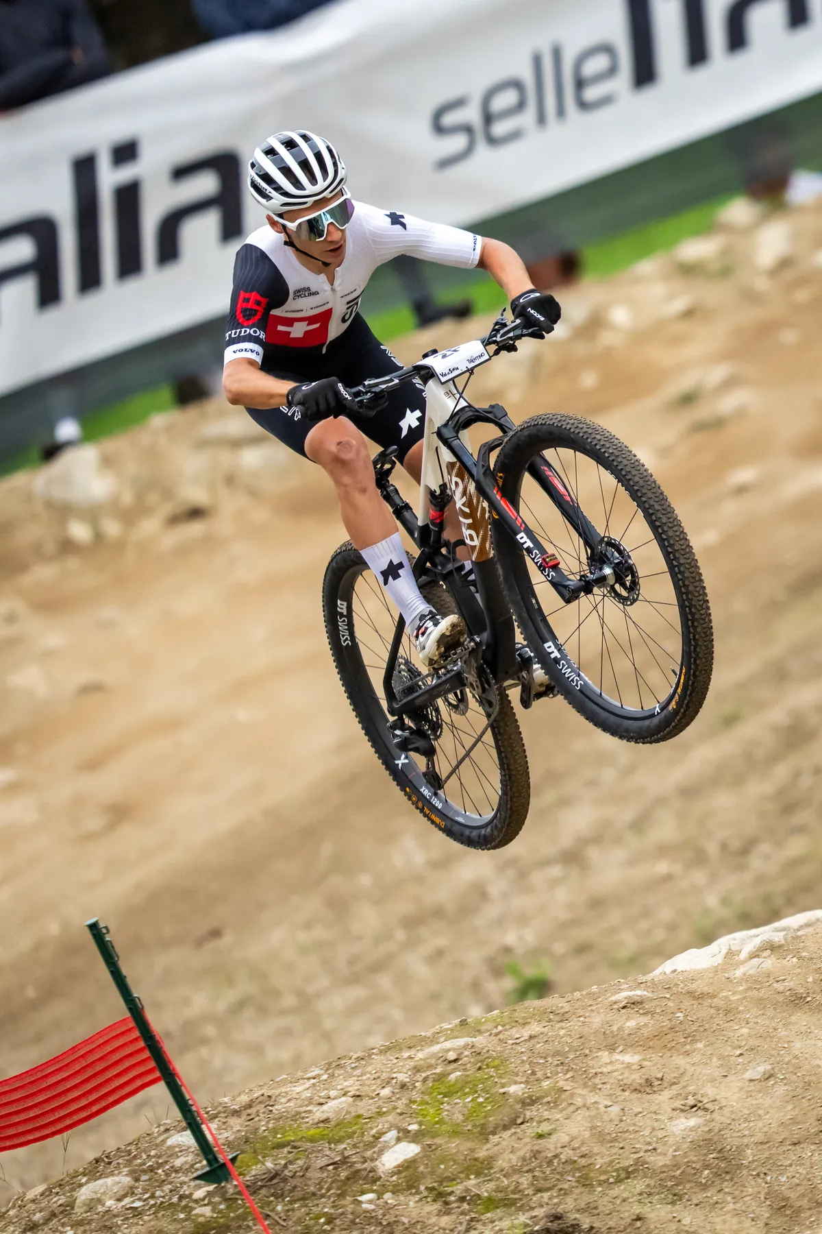 Schweizer Cross-Country-Fahrer springt mit dem BIXS Race-Bike über einen Sprung auf dem WM-Kurs in Val di Sole