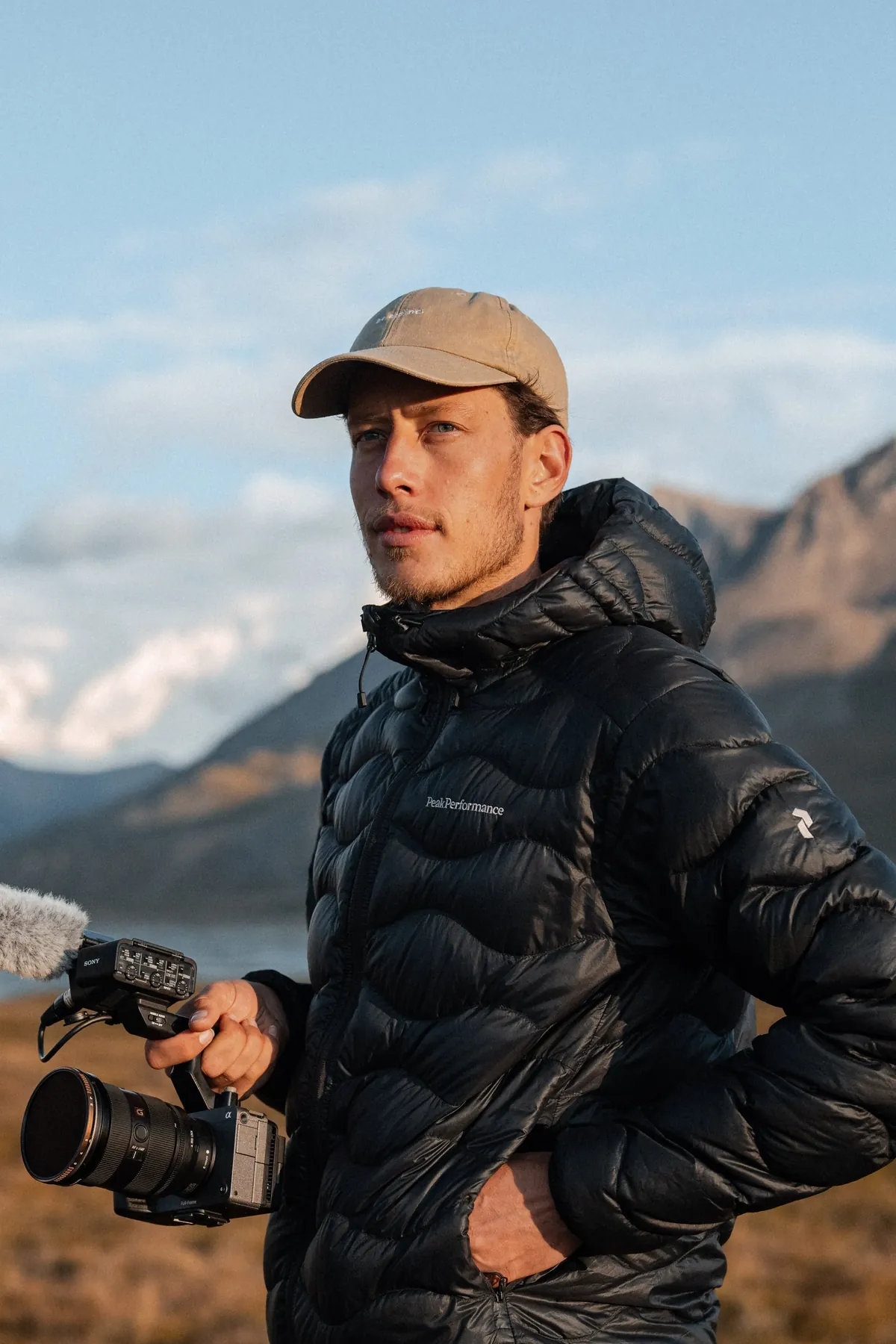 Rami Ravasio, Videograf im BIXS Race Team, mit Kamera vor Bergpanorama