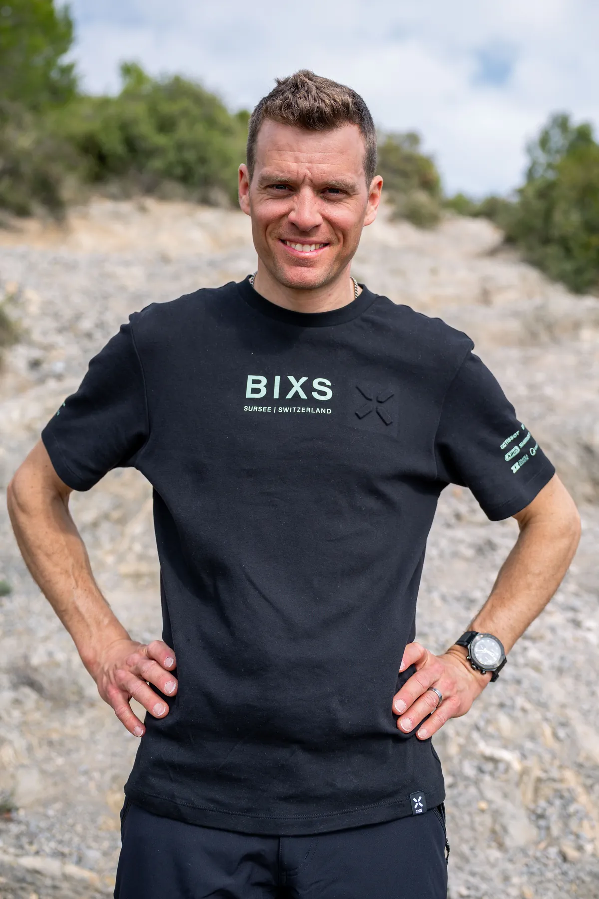 Andreas Moser, Co-Manager im BIXS Race Team, im schwarzen BIXS-Shirt auf Schotterweg