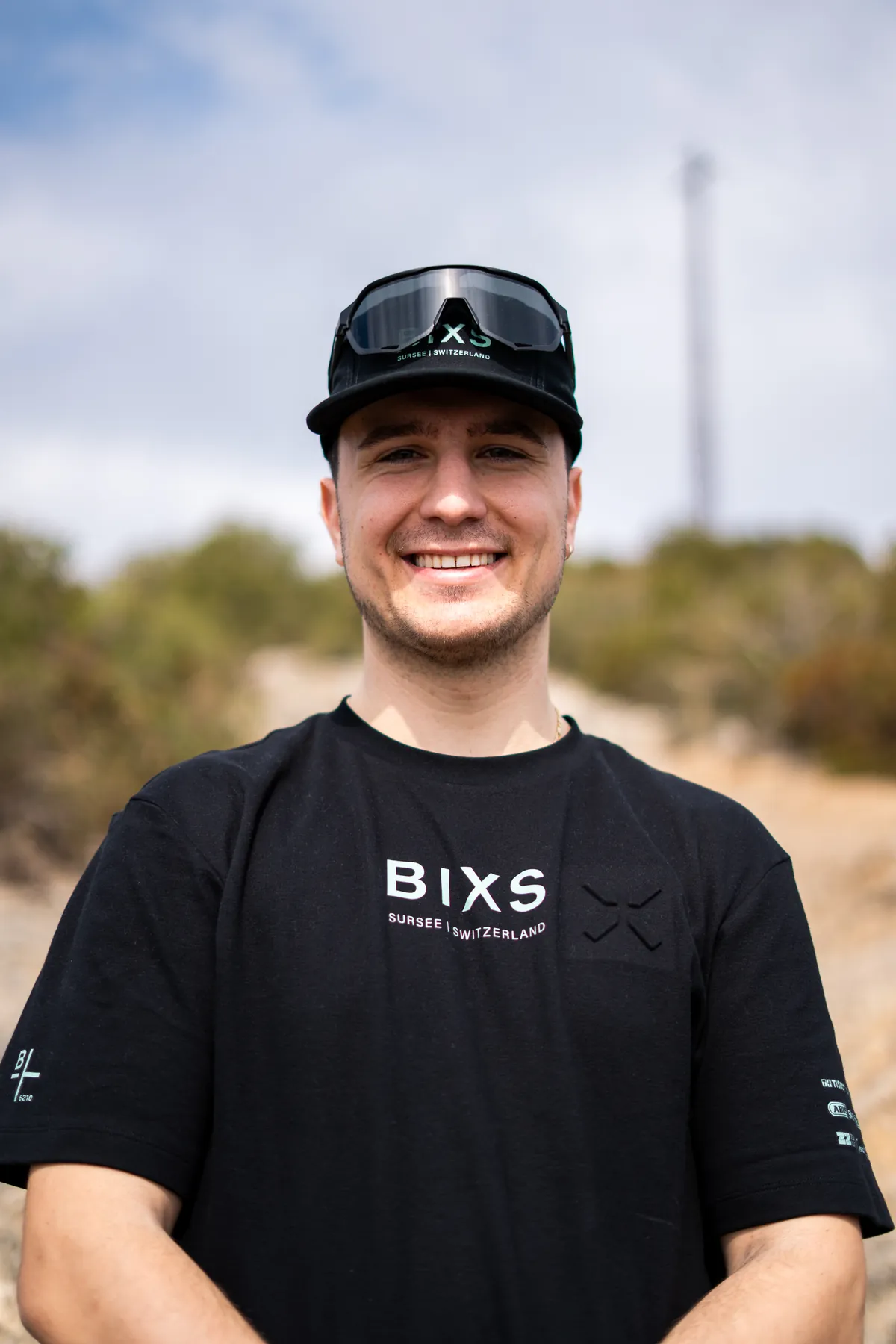 Fabian Hartmann, zuständig für Foto und Video im BIXS Race Team, lächelnd im BIXS-Shirt