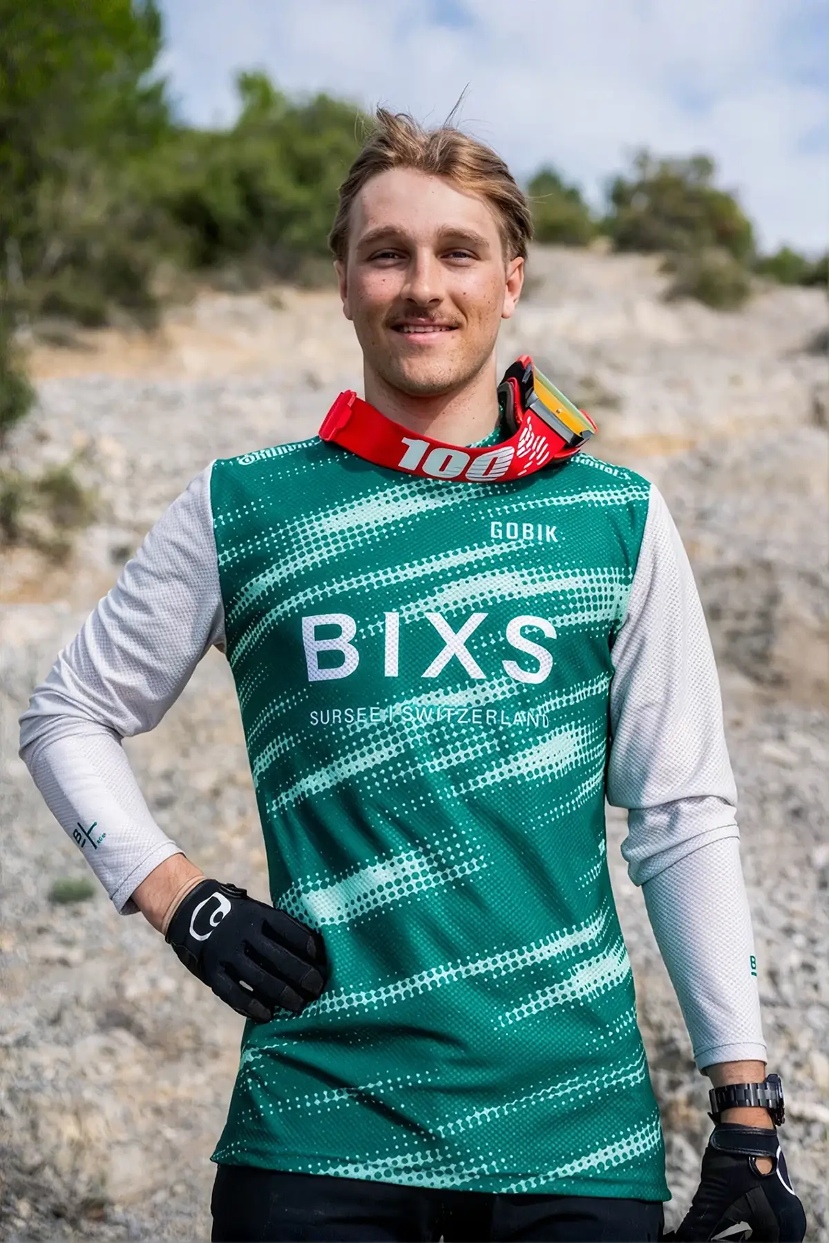 Porträt eines Fahrers des BIXS Enduro Race Teams im grünen Trikot