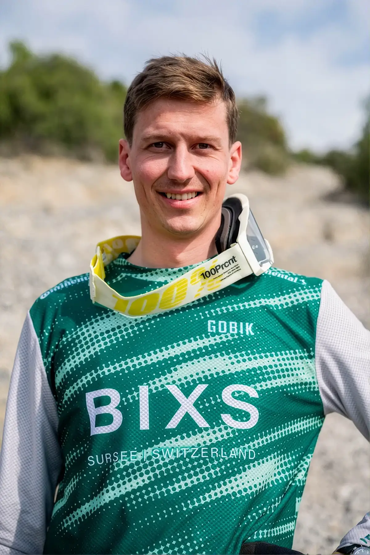 Porträt eines lächelnden Fahrers des BIXS Enduro Race Teams