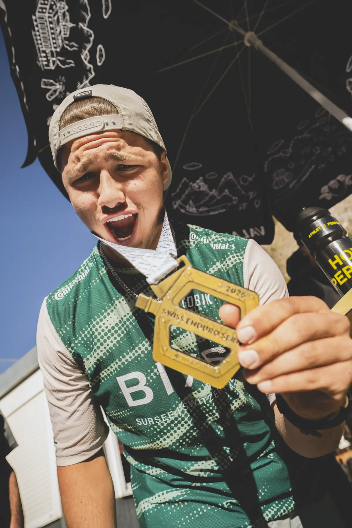 Andrin Moser im BIXS Trikot hält eine goldene Medaille der Swiss Enduro Series in die Kamera