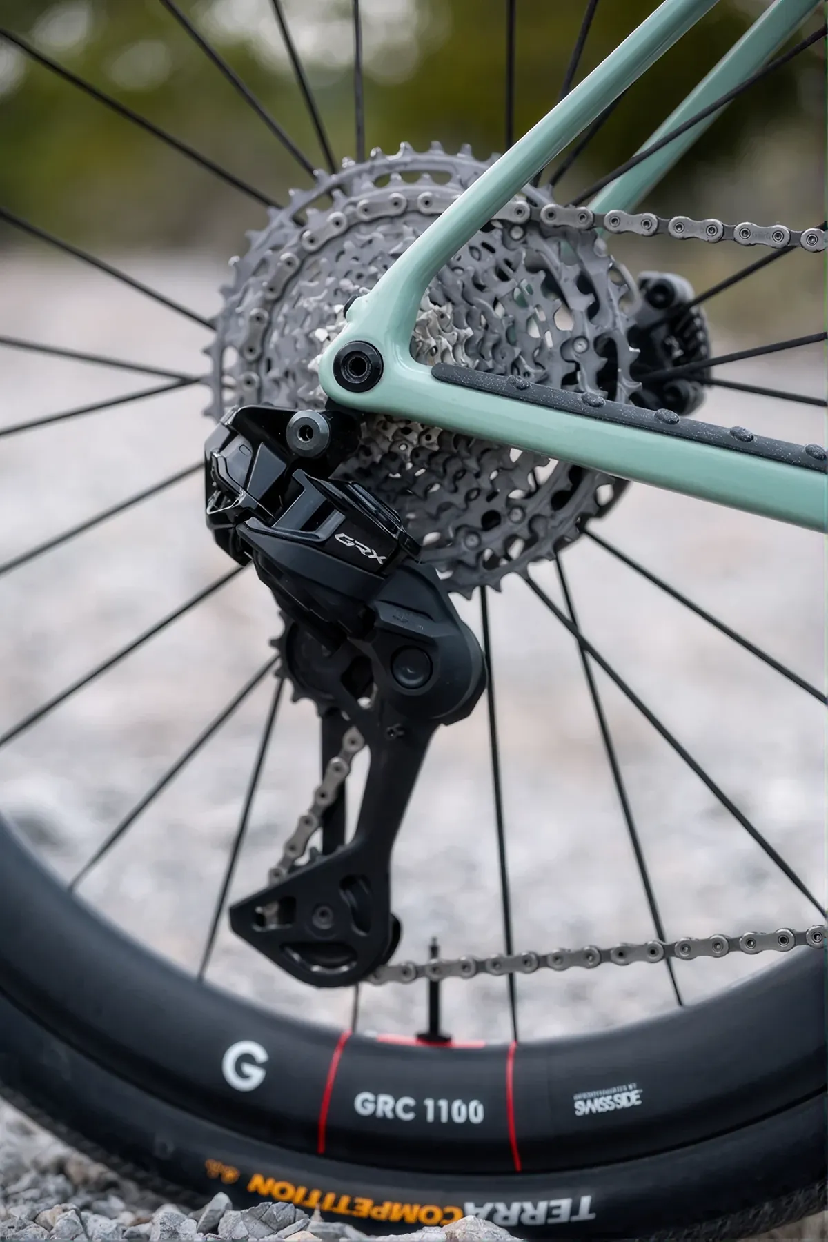 Shimano GRX Schaltwerk am Hinterrad des Gran Turismo GR, Blick durch die Speichen