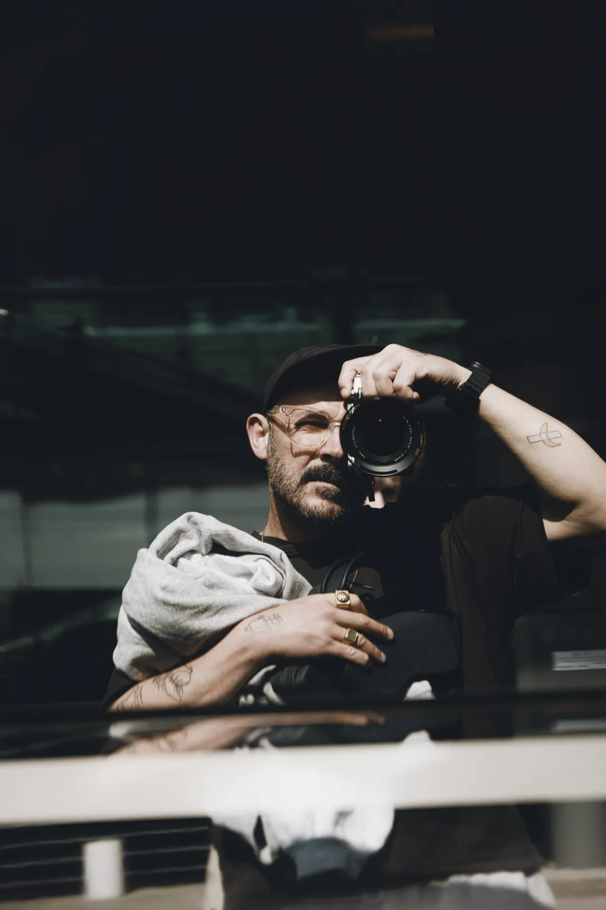 Phil Bucher, Fotograf im BIXS Race Team, hält Kamera vors Auge