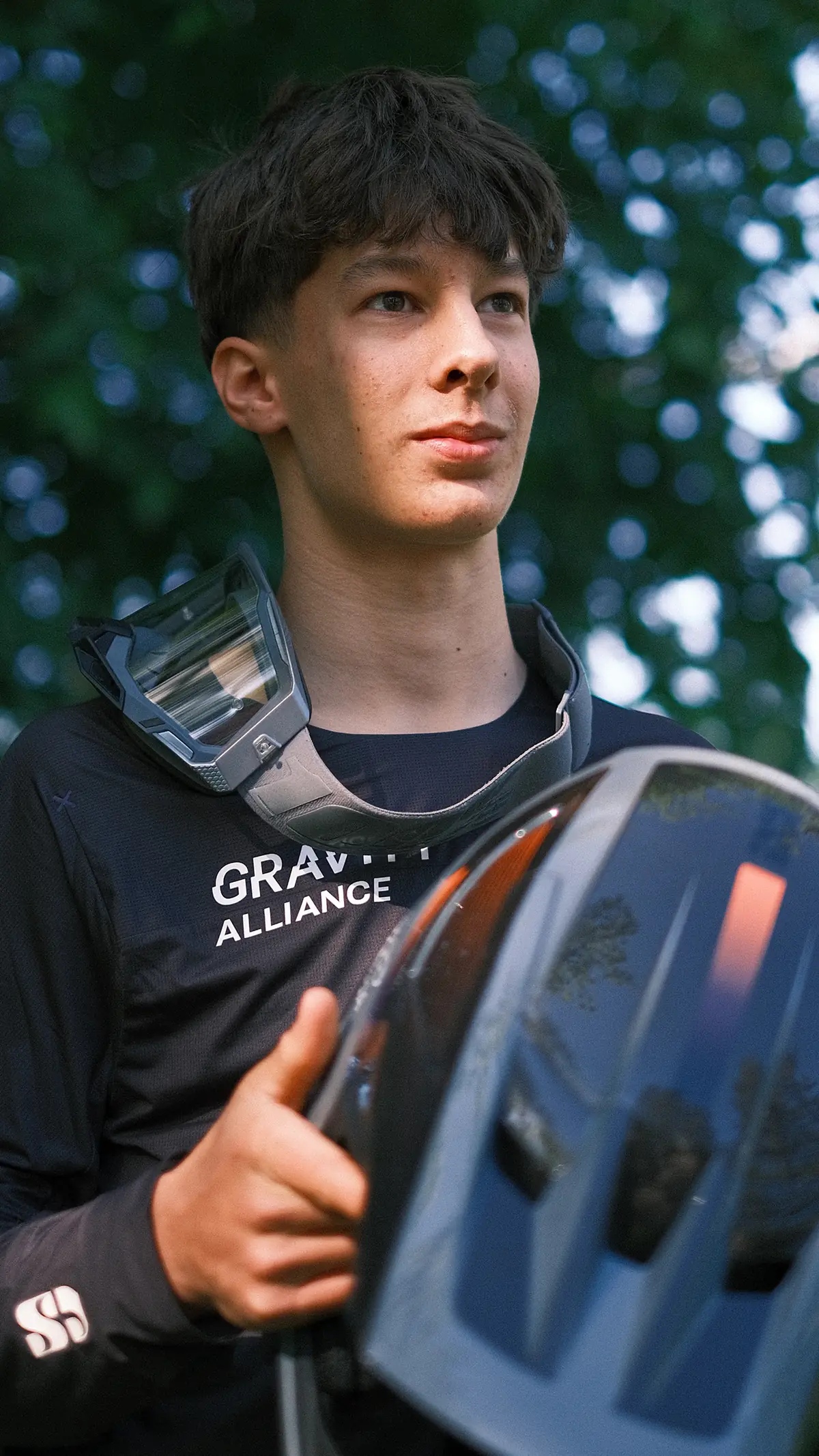 Porträt eines Fahrers der BIXS Traction Crew ohne Helm, Helm über der Schulter