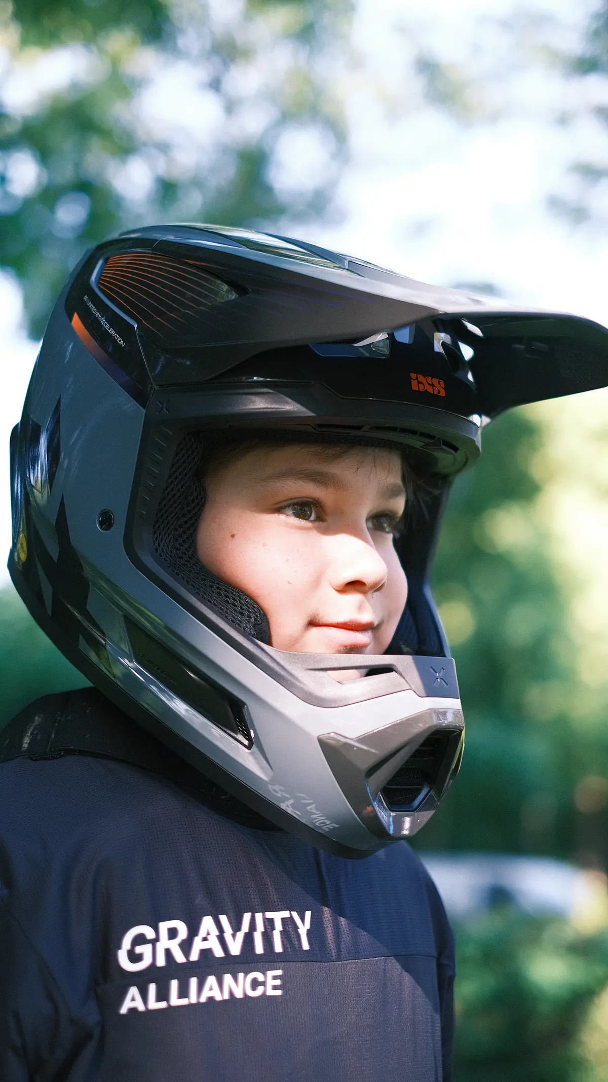 Porträt eines Fahrers der BIXS Traction Crew mit Fullface-Helm im Profil