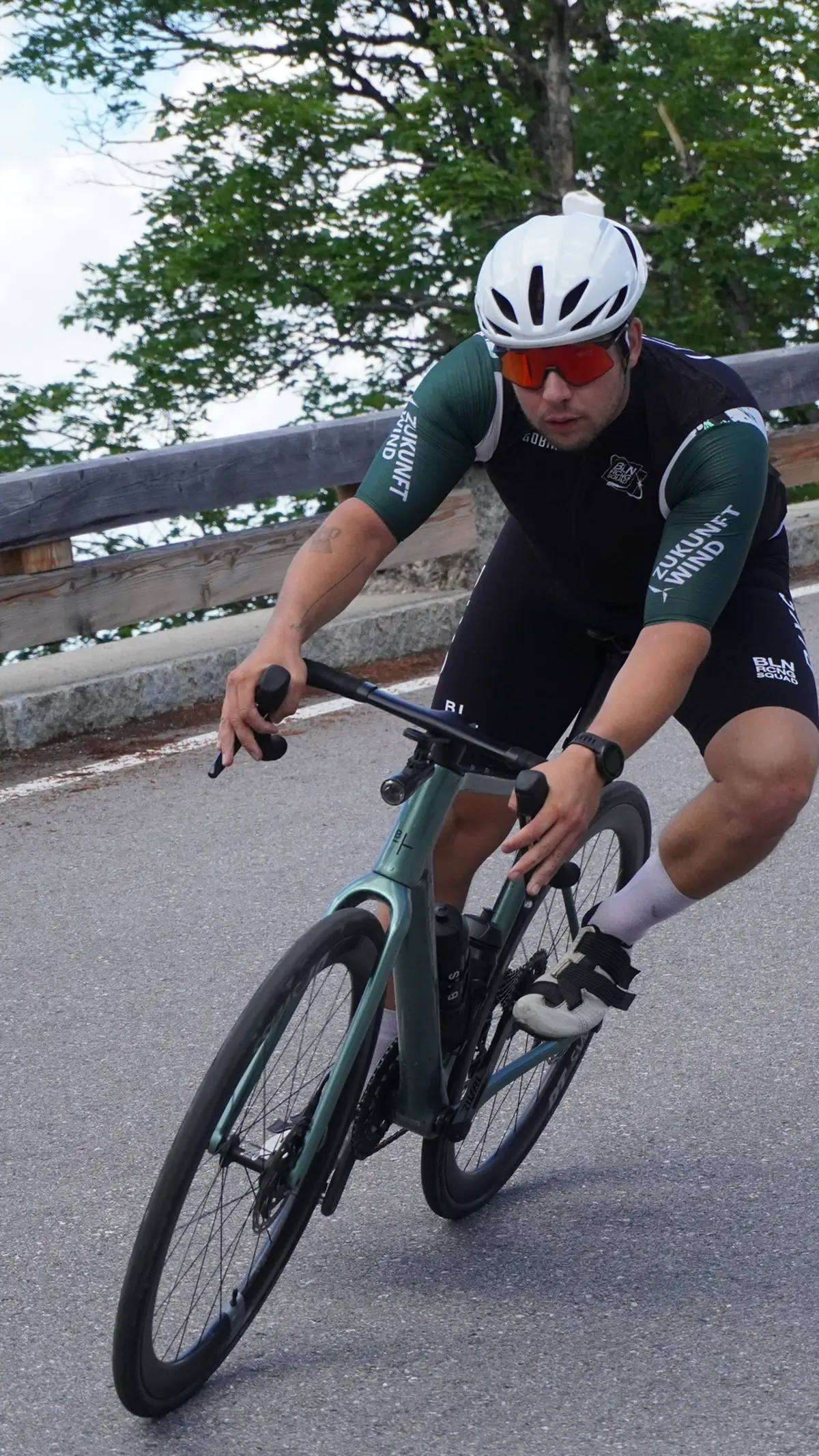 Fahrer in Kurvenfahrt auf Rennrad, Nahaufnahme von oben