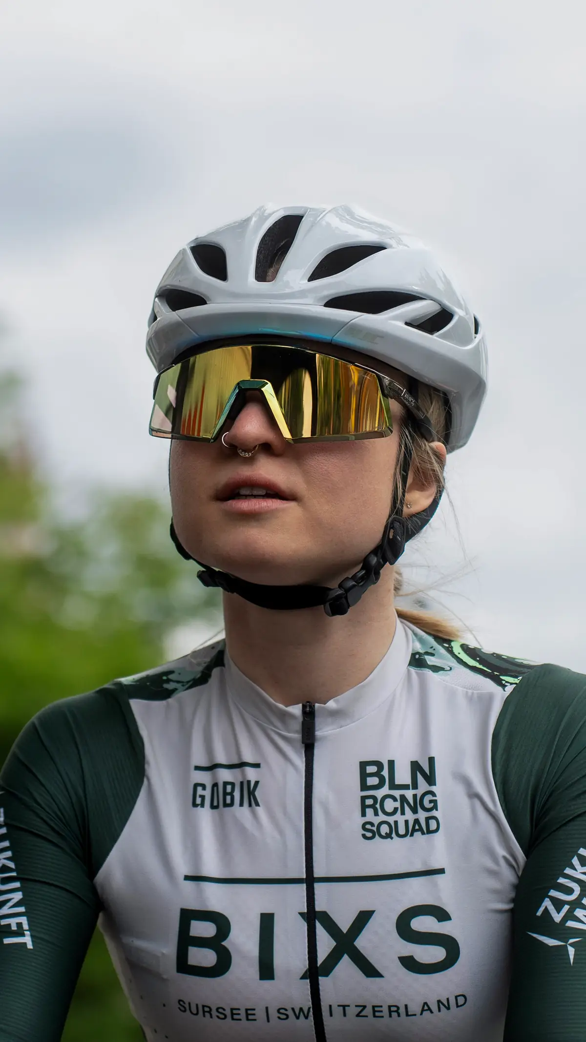Nahporträt einer Fahrerin mit Helm und verspiegelter Brille
