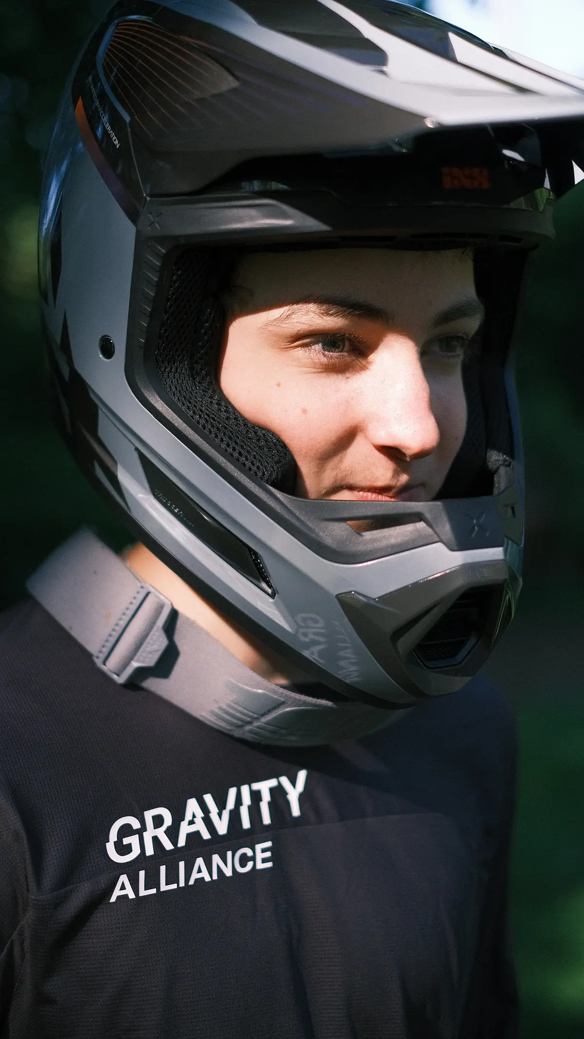 Nahaufnahme eines Fahrers der BIXS Traction Crew mit Fullface-Helm