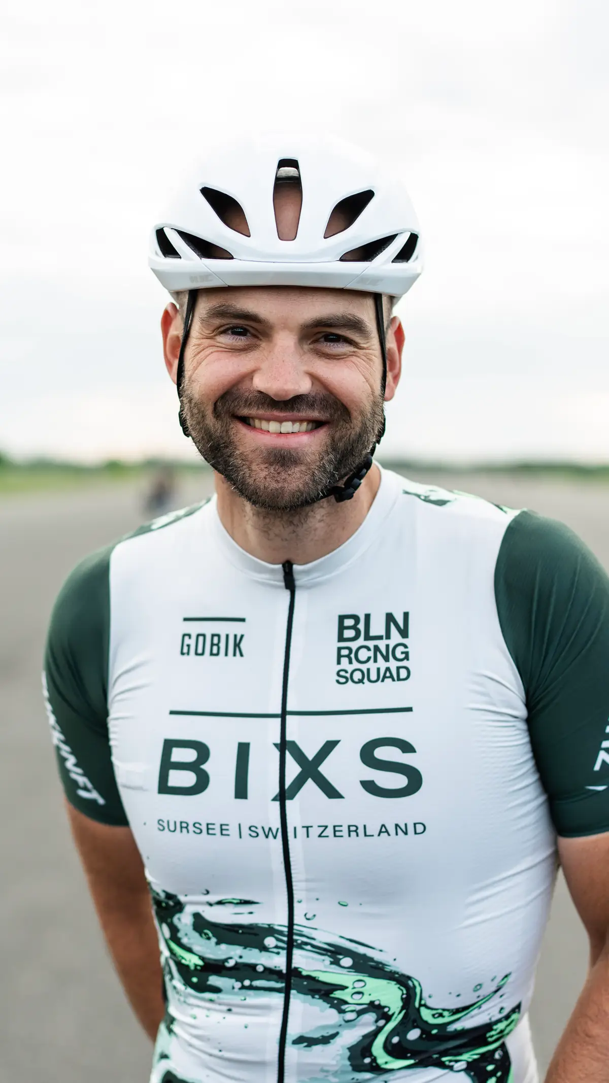 Lächelnder Fahrer im Teamtrikot, Nahporträt