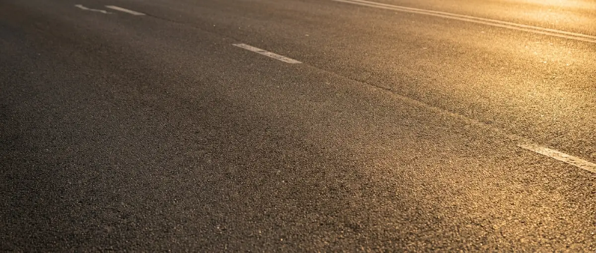 Asphaltstrasse im Abendlicht als Hintergrundtextur für Road