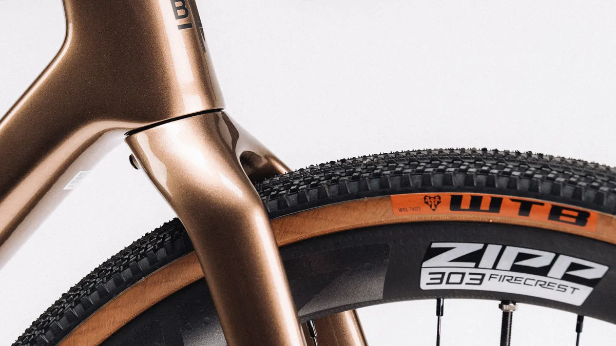 Nahaufnahme der Gabel mit ZIPP 303 Firecrest Laufrad und WTB Reifen am Gran Turismo GR X