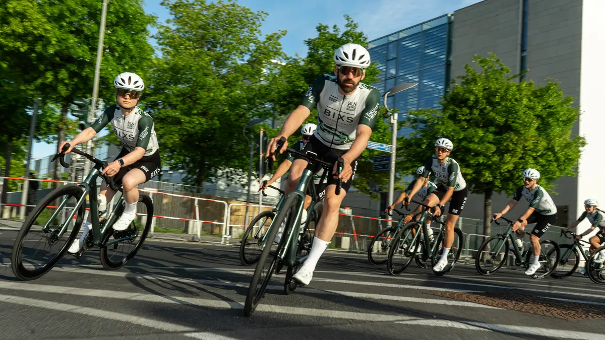 Das BLN RCNG Squad fährt in Gruppe durch eine Stadtstrasse
