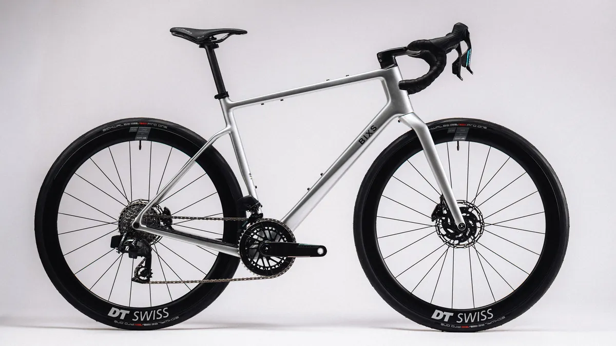 BIXS Gran Turismo AR Gravelbike in Silber, Seitenansicht Freisteller