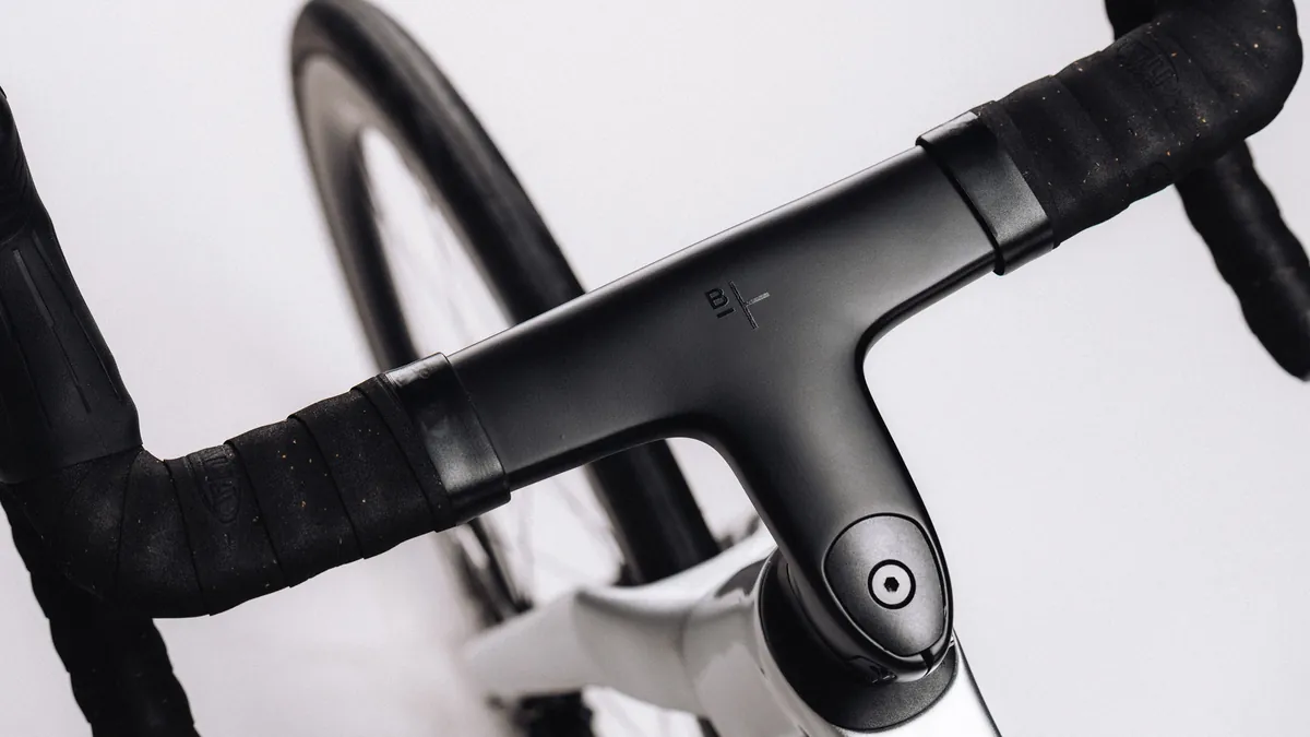Detailaufnahme des Cockpits mit BIXS Logo am Gran Turismo AR Gravelbike