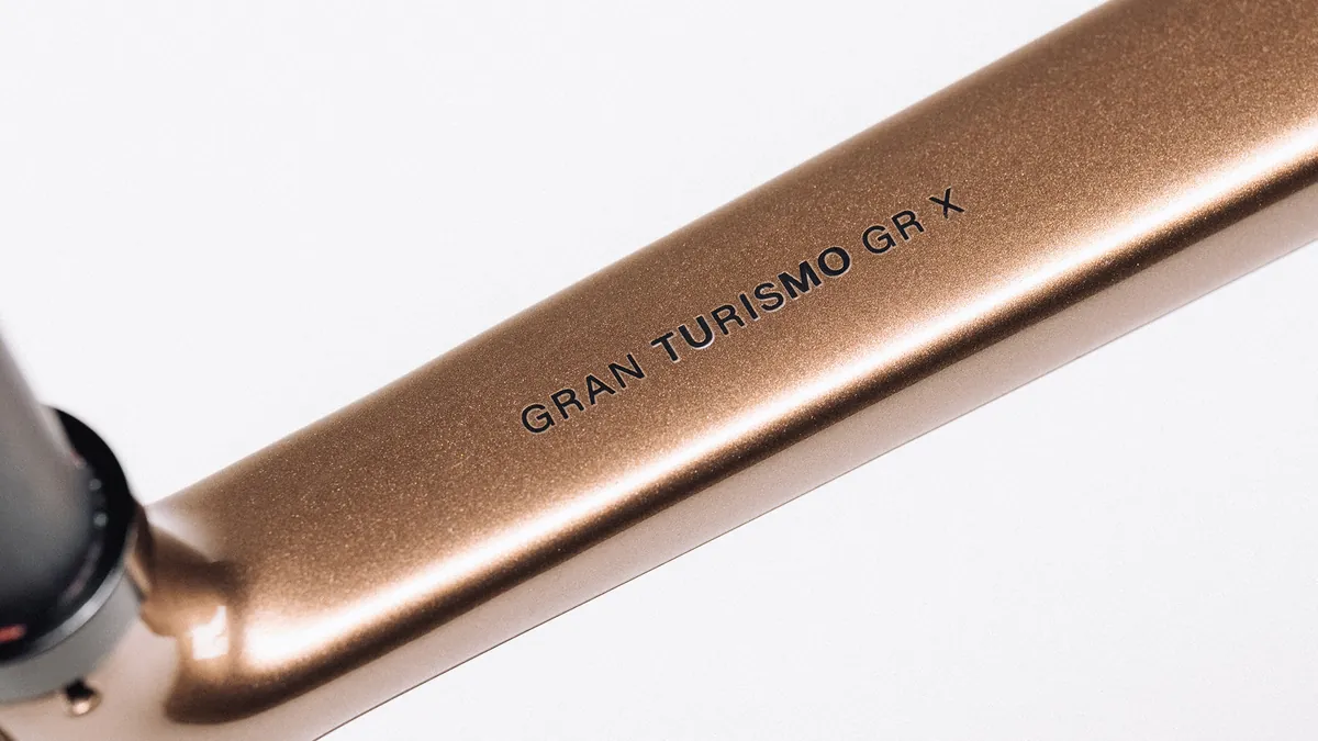 Nahaufnahme des Oberrohrs mit "Gran Turismo GR X" Schriftzug in Bronze-Metallic