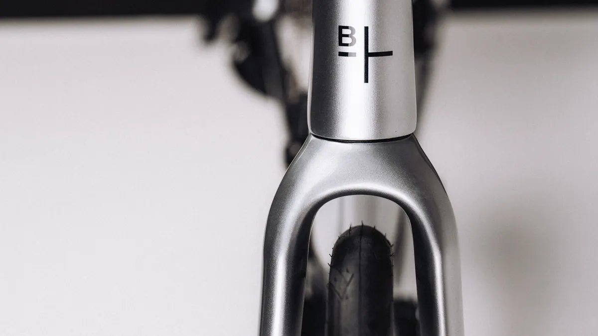 Detailaufnahme des Steuerrohrs mit BIXS Logo am Gran Turismo AR Gravelbike