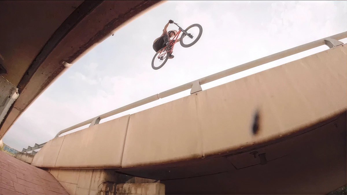 Salsa Brava Video mit Adrien Loron Action in Barcelona.