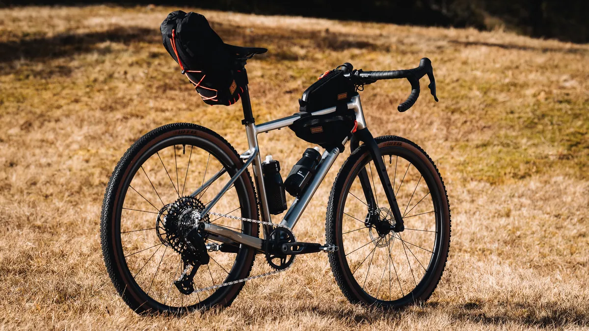 BIXS Traverse Gravelbike mit Bikepacking-Ausrüstung auf herbstlicher Wiese