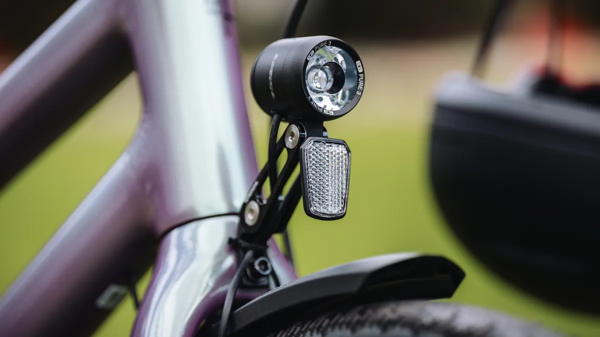 Nahaufnahme des integrierten Frontscheinwerfers und Reflektors am BIXS District EQ Bike