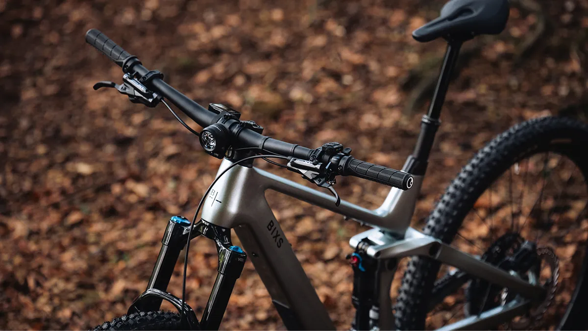 Detailaufnahme des Cockpits mit Lenker, Bremshebeln und Bedieneinheit am Sign-E