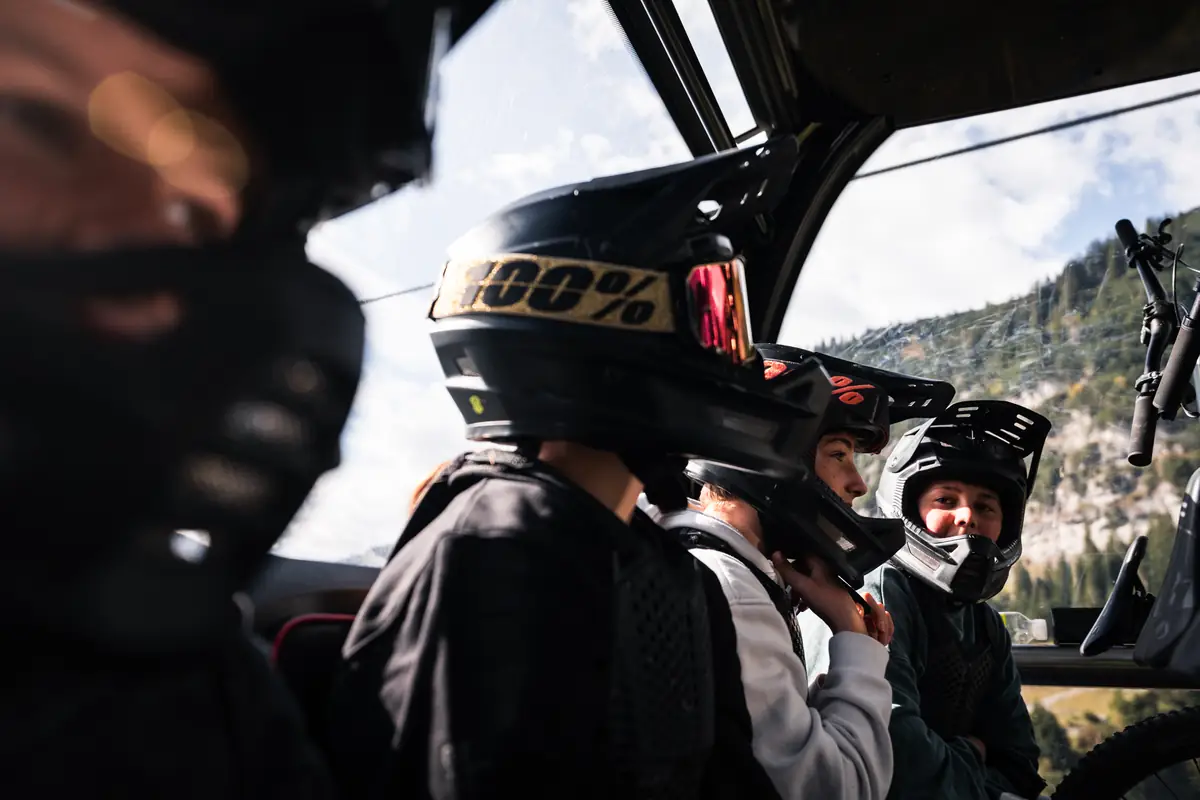Kinder der BIXS Traction Crew mit Fullface-Helmen in einer Gondel
