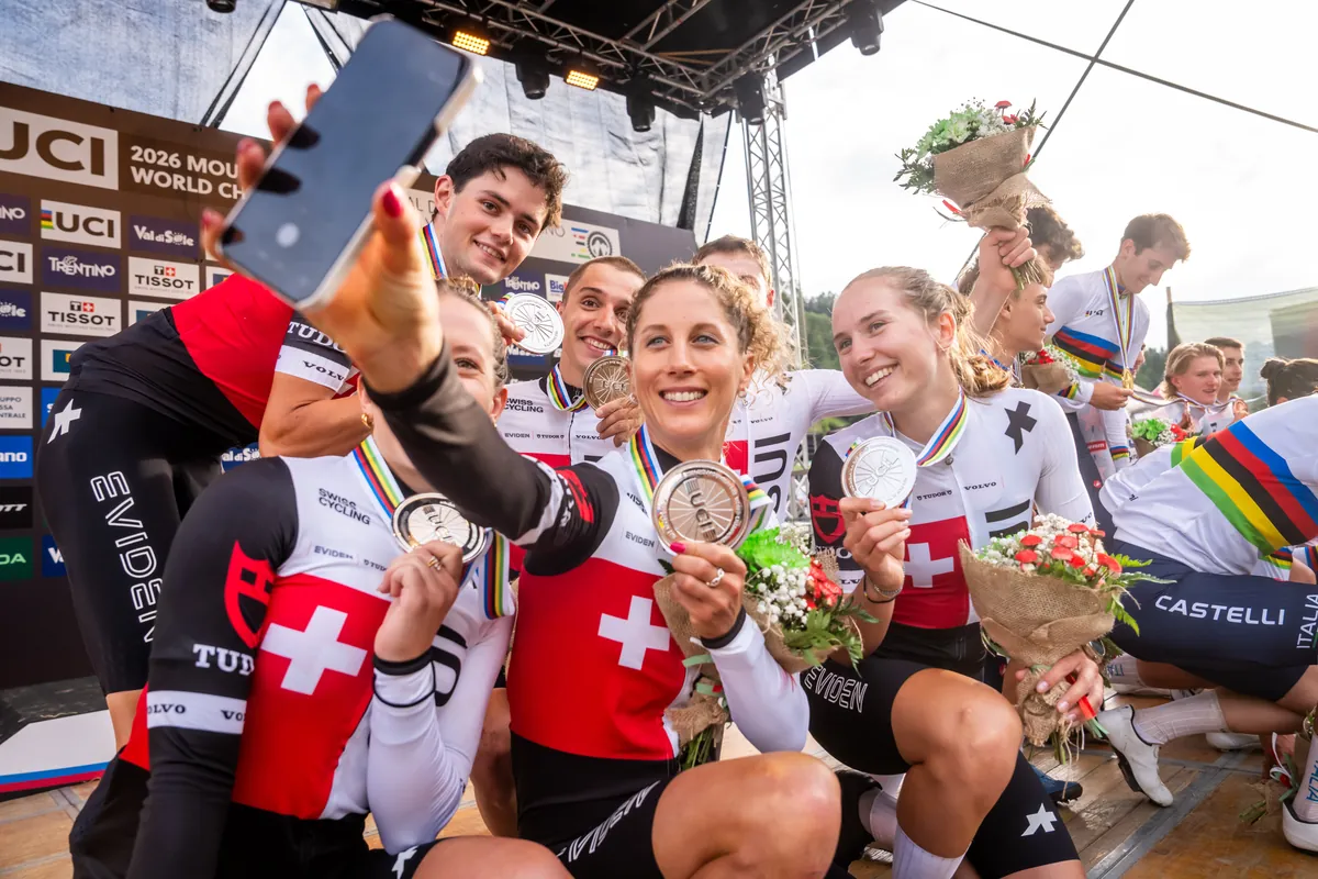 Schweizer Nationalteam macht mit Medaillen ein Selfie auf dem Podest in Val di Sole