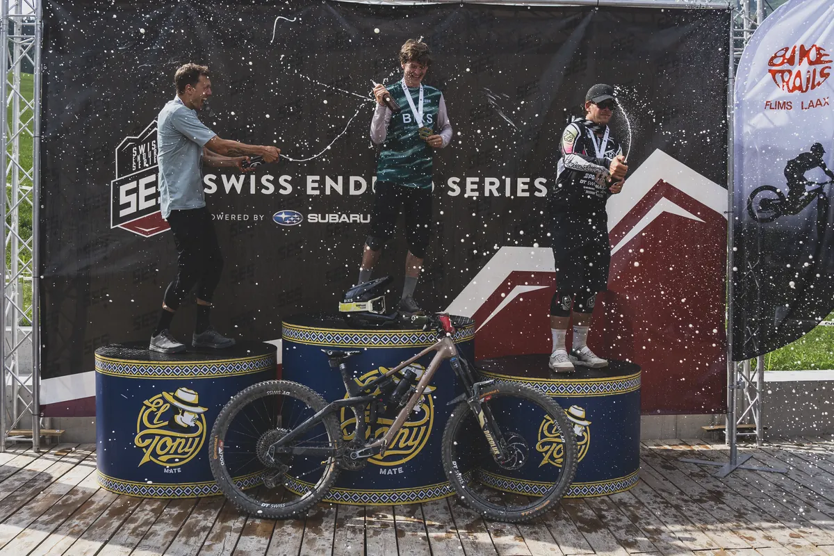 BIXS Fahrer auf dem Podium der Swiss Enduro Series in Flims mit Champagnerdusche