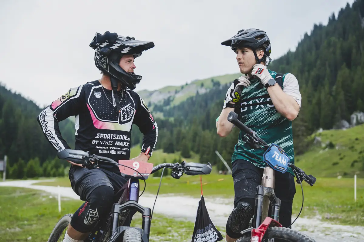BIXS-Fahrer im Gespräch mit einem Konkurrenten vor dem Start der Swiss Enduro Series in Flims