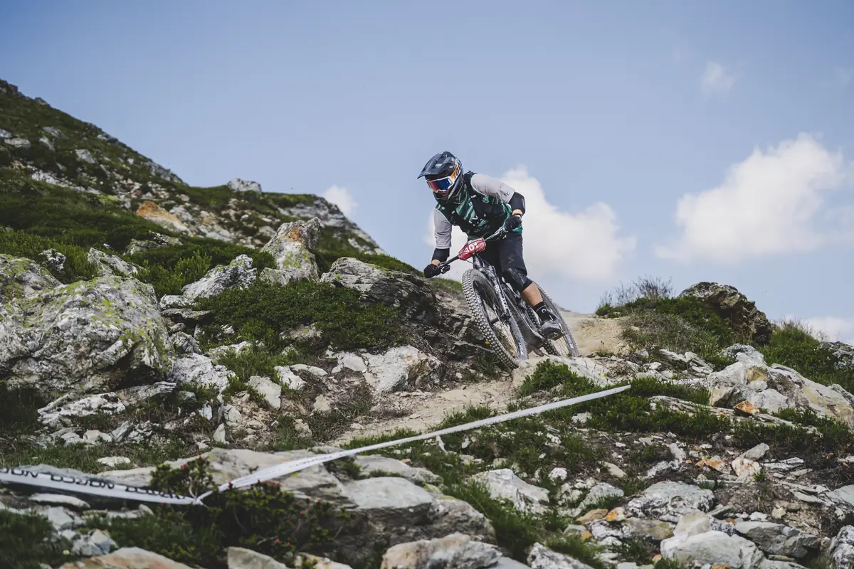 BIXS Race Team Fahrer bewältigt felsige Downhill-Passage bei den Swiss Enduro Series in Flims