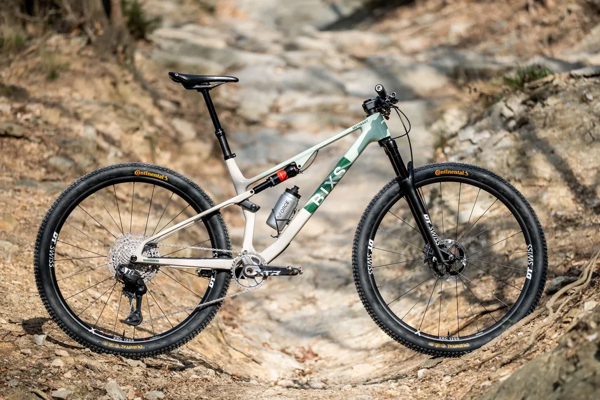 BIXS Pace Cross-Country-Bike in Seitenansicht auf einem Schotterweg