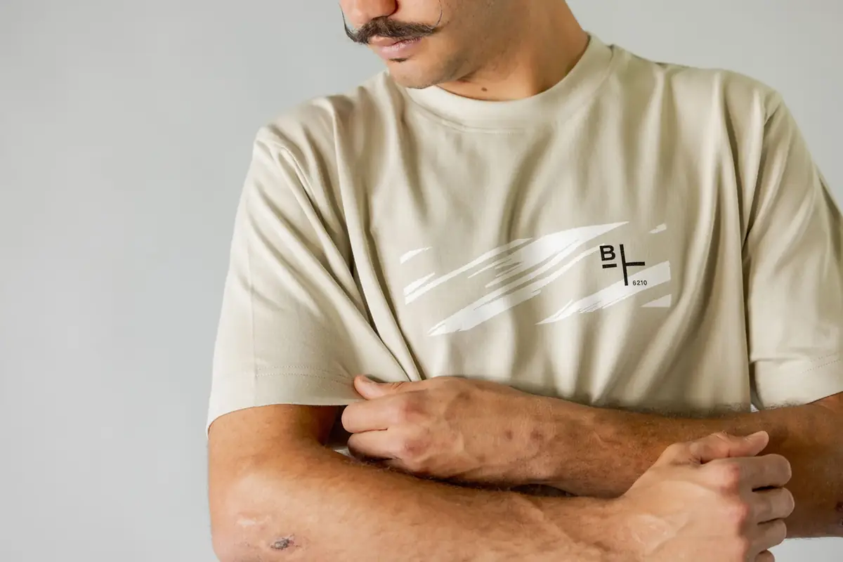 Detailaufnahme eines beigen BIXS T-Shirts mit Logo-Print