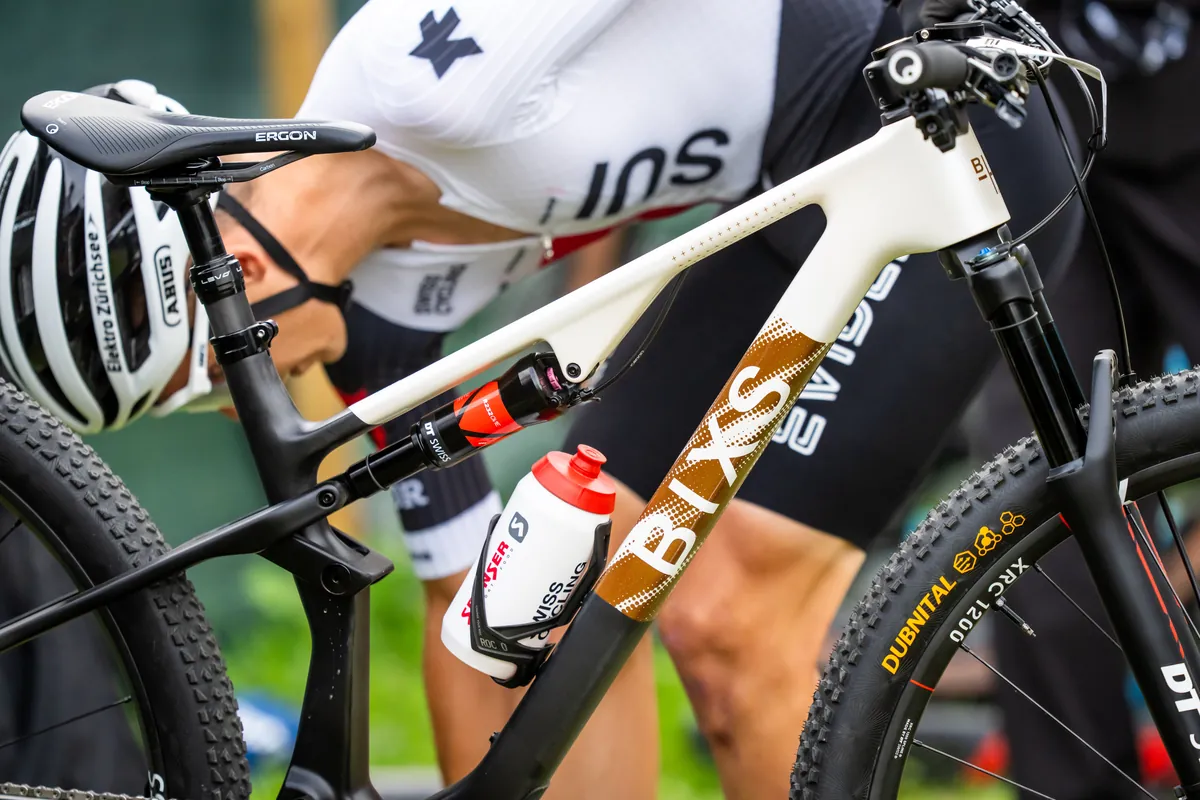 Detailaufnahme des Rahmens eines BIXS Cross-Country-Fullys mit Dämpfer, Trinkflasche und Laufrädern