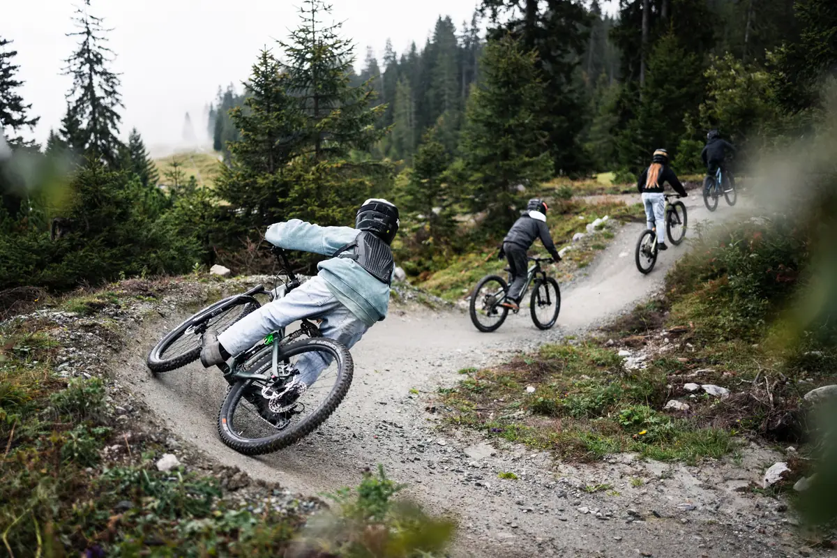 Gruppe der BIXS Traction Crew fährt Trail durch den Wald