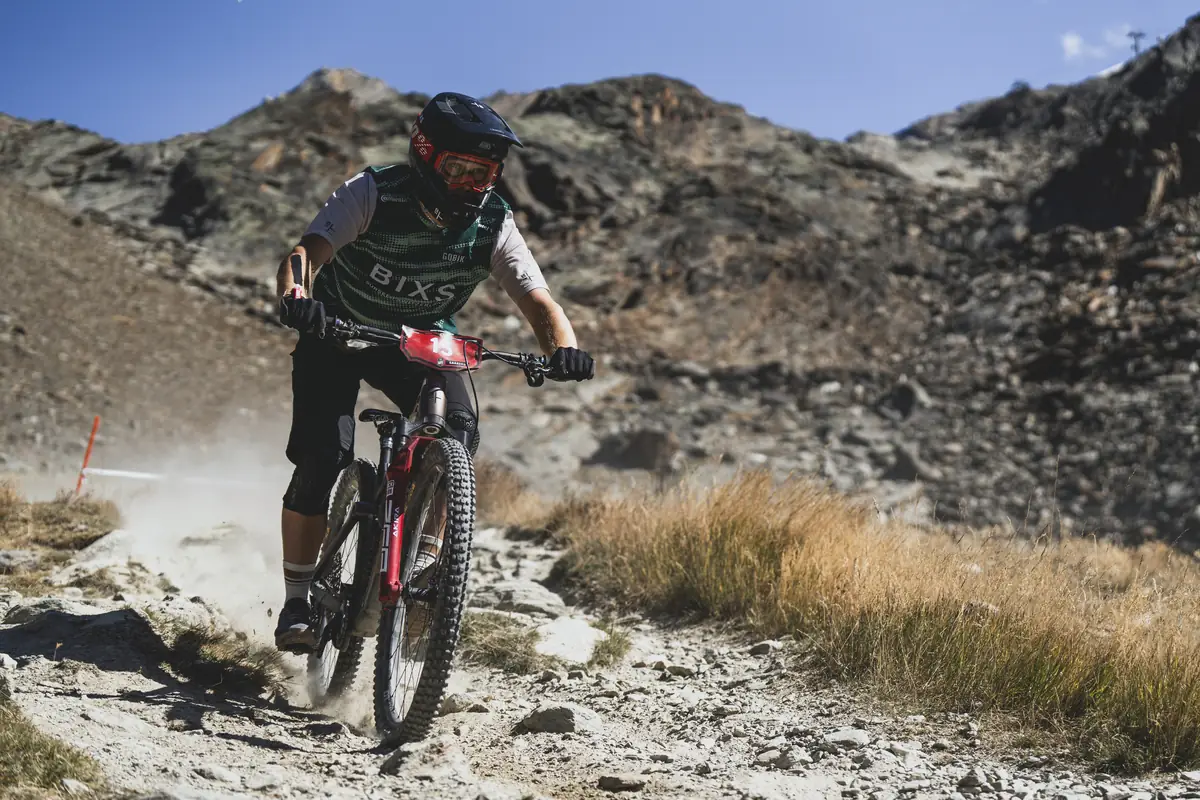 Enduro-Fahrer im BIXS Trikot auf einem Geröll-Trail im Hochgebirge