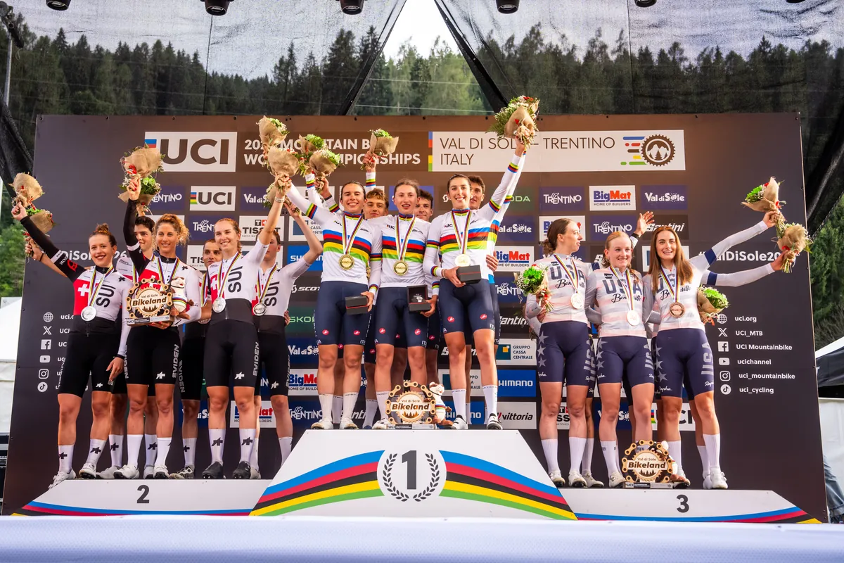 Drei Nationalteams auf dem Podest der Mixed-Staffel bei der Mountainbike-WM in Val di Sole