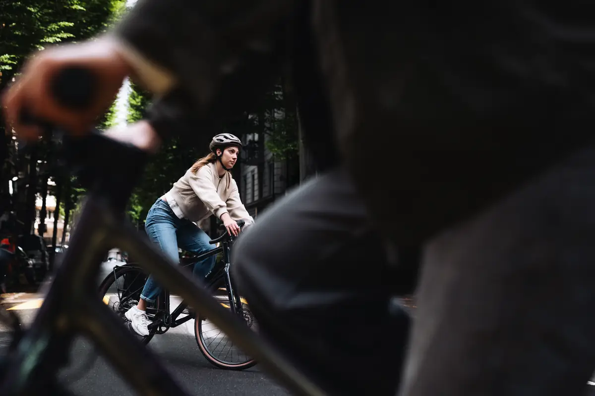 Fahrerin auf BIXS E-Bike auf Stadtstrasse durch Lenker fotografiert