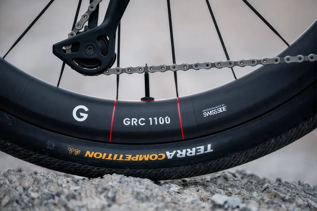 Nahaufnahme Hinterrad Gran Turismo GR mit GRC 1100 Carbonlaufrad und Terra Competition Reifen