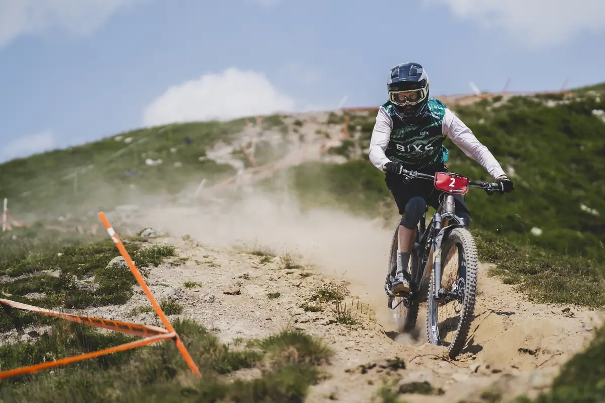 BIXS Race Team Fahrer in staubiger Kurve bei der Enduro-Abfahrt in Flims
