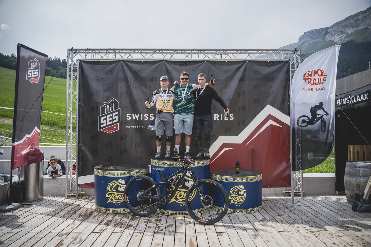 Siegerehrung der Swiss Enduro Series in Flims Laax mit BIXS-Fahrer auf dem obersten Podestplatz