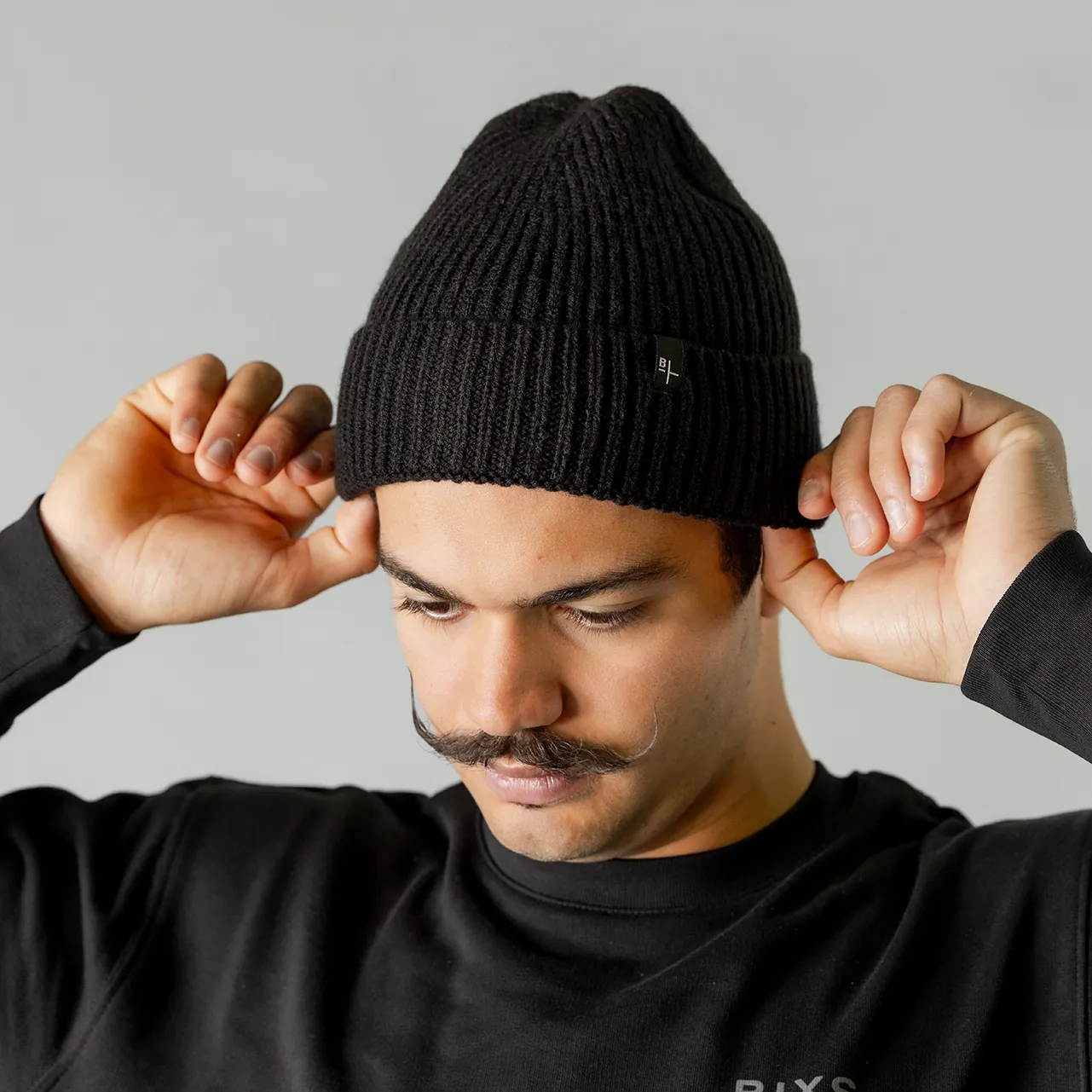 BIXS Beanie Portrait, Fahrer zieht sich die schwarze Mütze zurecht