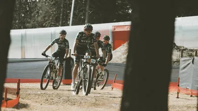 BIXS Race Team fährt in Gruppe durch Cross-Country-Rennstrecke