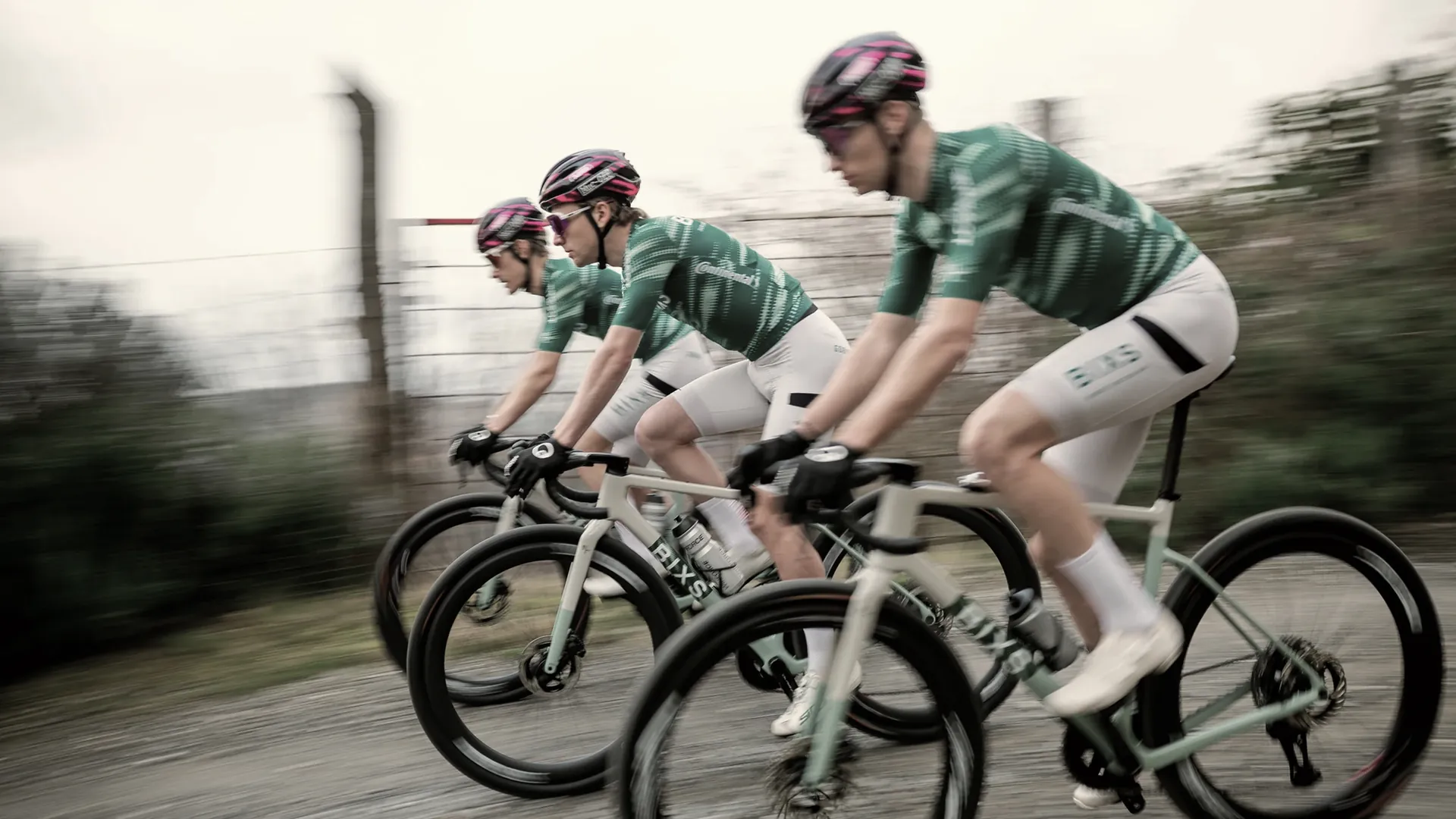 Fahrer des BIXS Race Teams in Bewegungsunschärfe auf Gravelbikes
