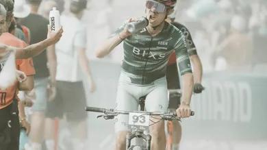 BIXS Race Team Fahrer trinkt erschöpft aus Trinkflasche kurz vor Renn-Zieleinlauf