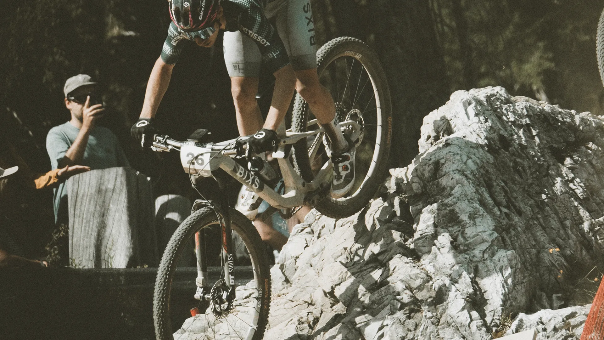 Fahrer des BIXS Race Teams springt mit dem Cross-Country-Bike über Felsen