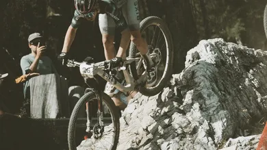Fahrer des BIXS Race Teams springt mit dem Cross-Country-Bike über Felsen
