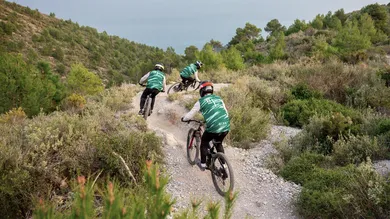BIXS Enduro Team fährt Singletrail mit Meerblick bergab