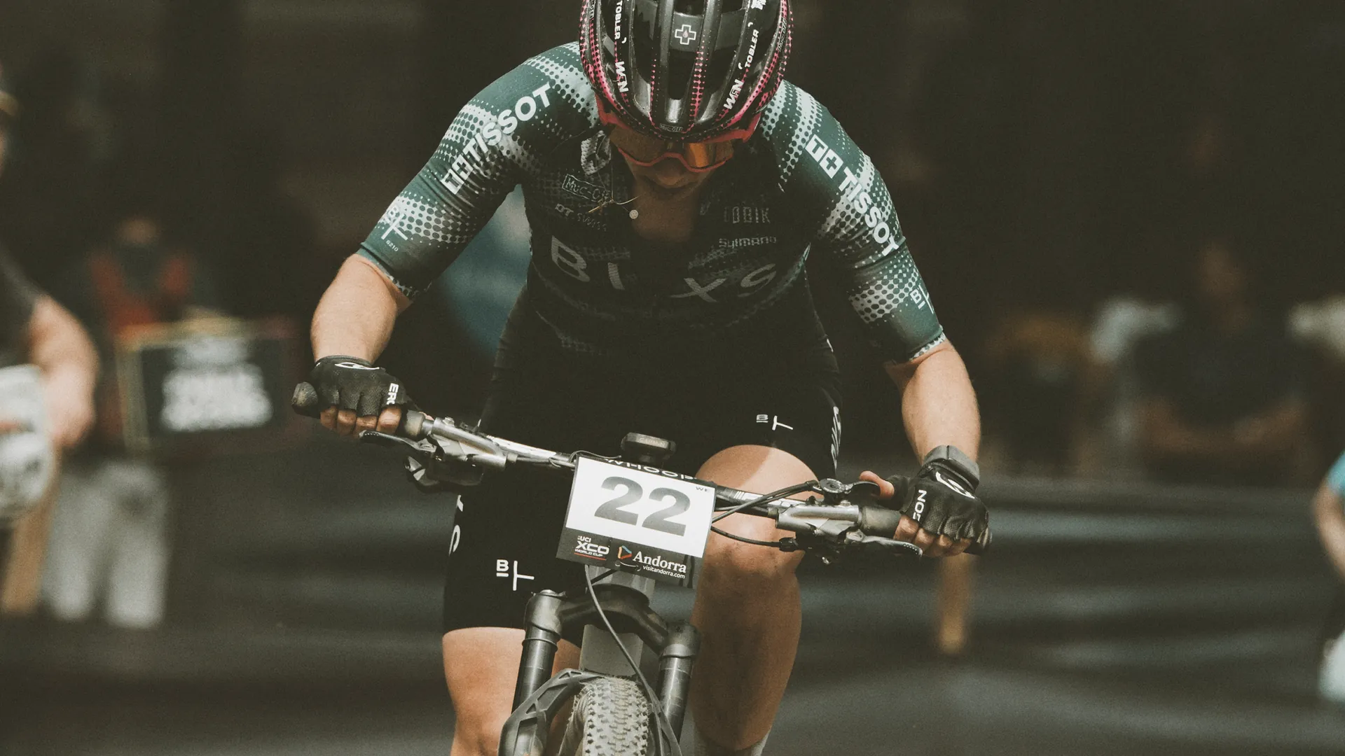 Fahrerin des BIXS Race Team im Renneinsatz bei einem UCI XCO World Cup